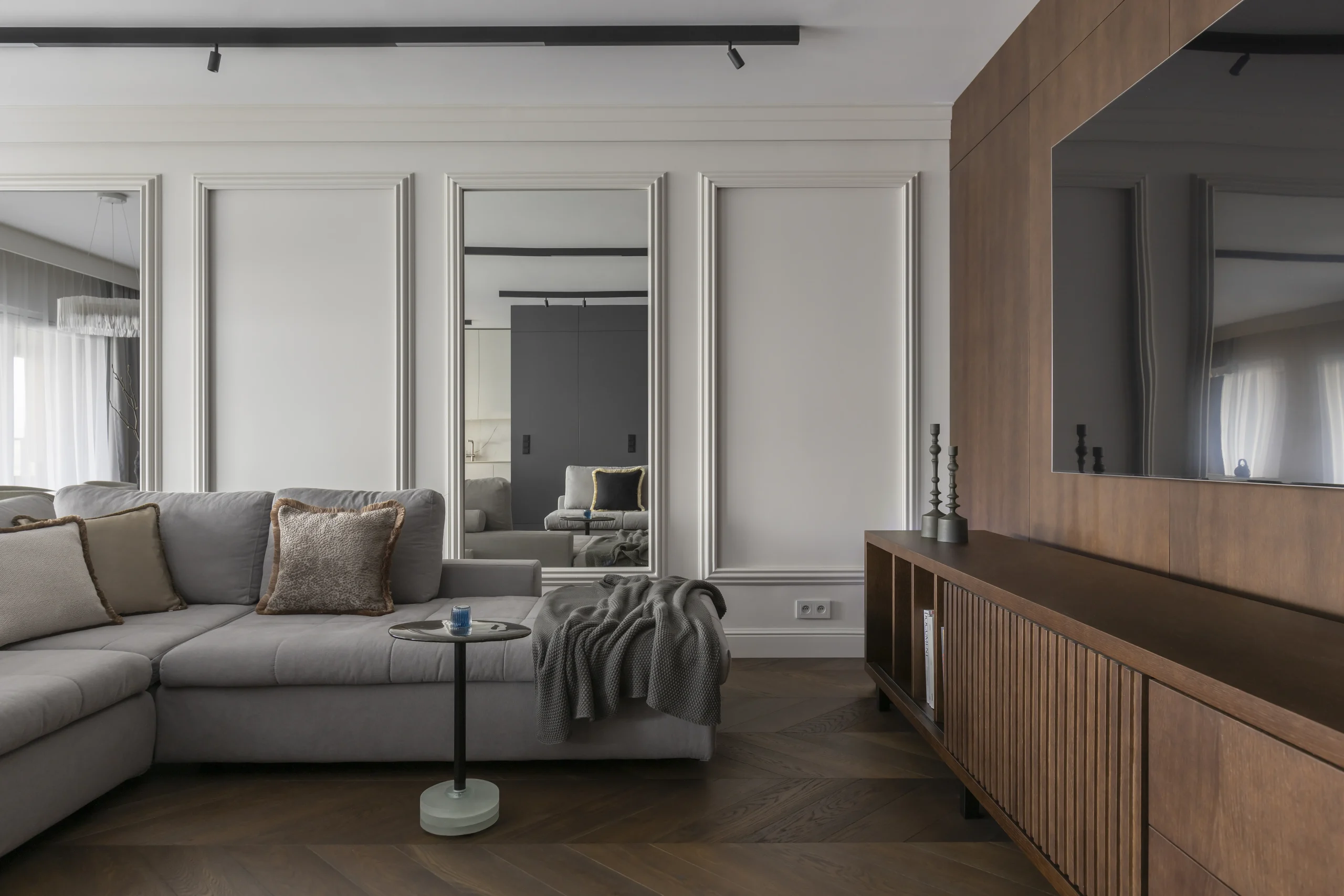 Salon apartamentu w Gdańsku – nowoczesne wnętrze w odcieniach szarości i drewna – AXMN Gdańsk