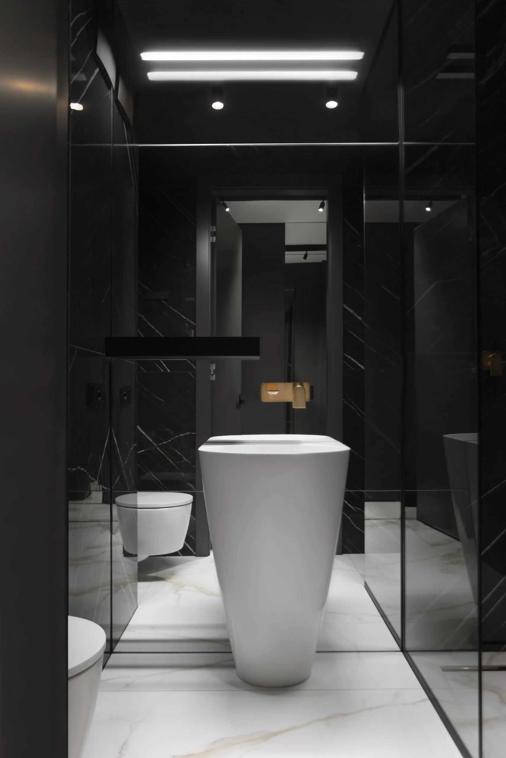 Łazienka apartamentu w Gdańsku – ciemne płytki i wolnostojąca umywalka – AXMN Gdańsk