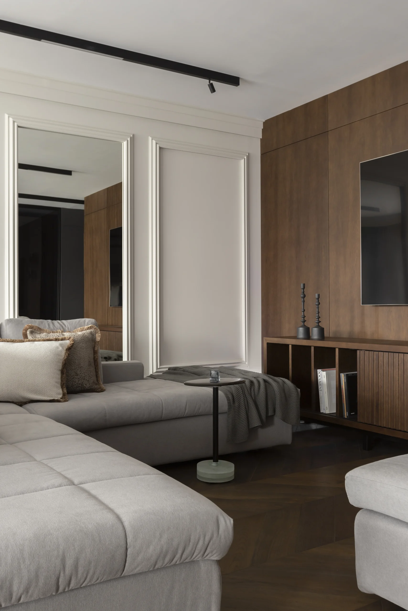 Nowoczesny salon z drewnianą zabudową w apartamencie w Gdańsku – AXMN Gdańsk