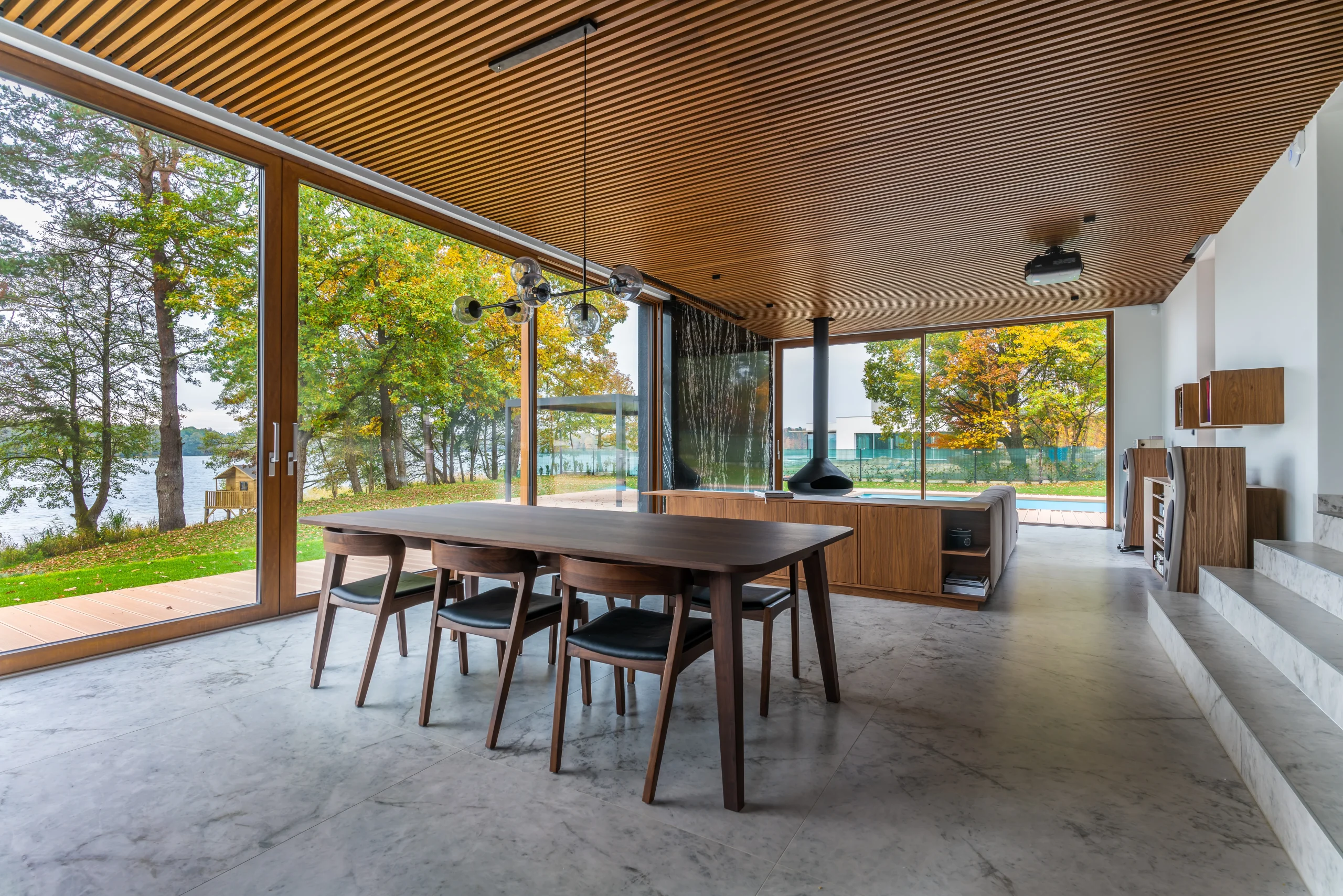 Dom nad jeziorem Mausz – jadalnia z widokiem na jezioro – AXMN Gdańsk