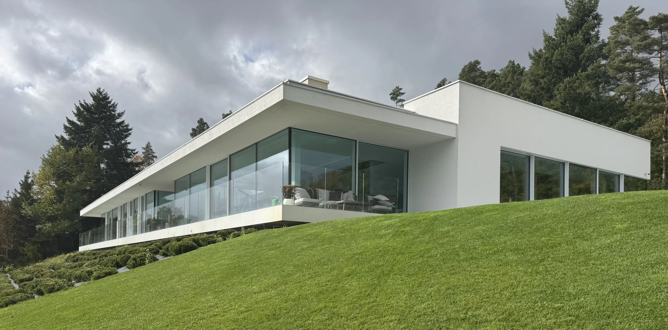 Dom nad jeziorem Mausz – nowoczesna architektura w krajobrazie Kaszub – projekt AXMN Gdańsk