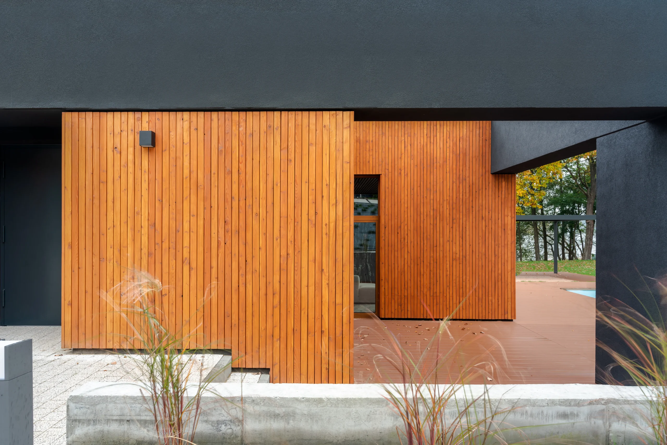 Dom nad jeziorem Mausz – elewacja z drewna i antracytowego tynku – AXMN Gdańsk