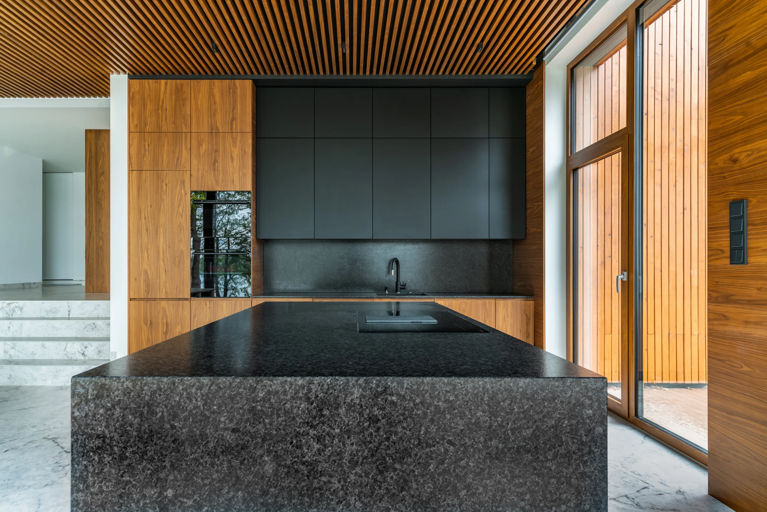 Dom nad jeziorem Mausz – minimalistyczne wnętrze kuchni – AXMN Gdańsk