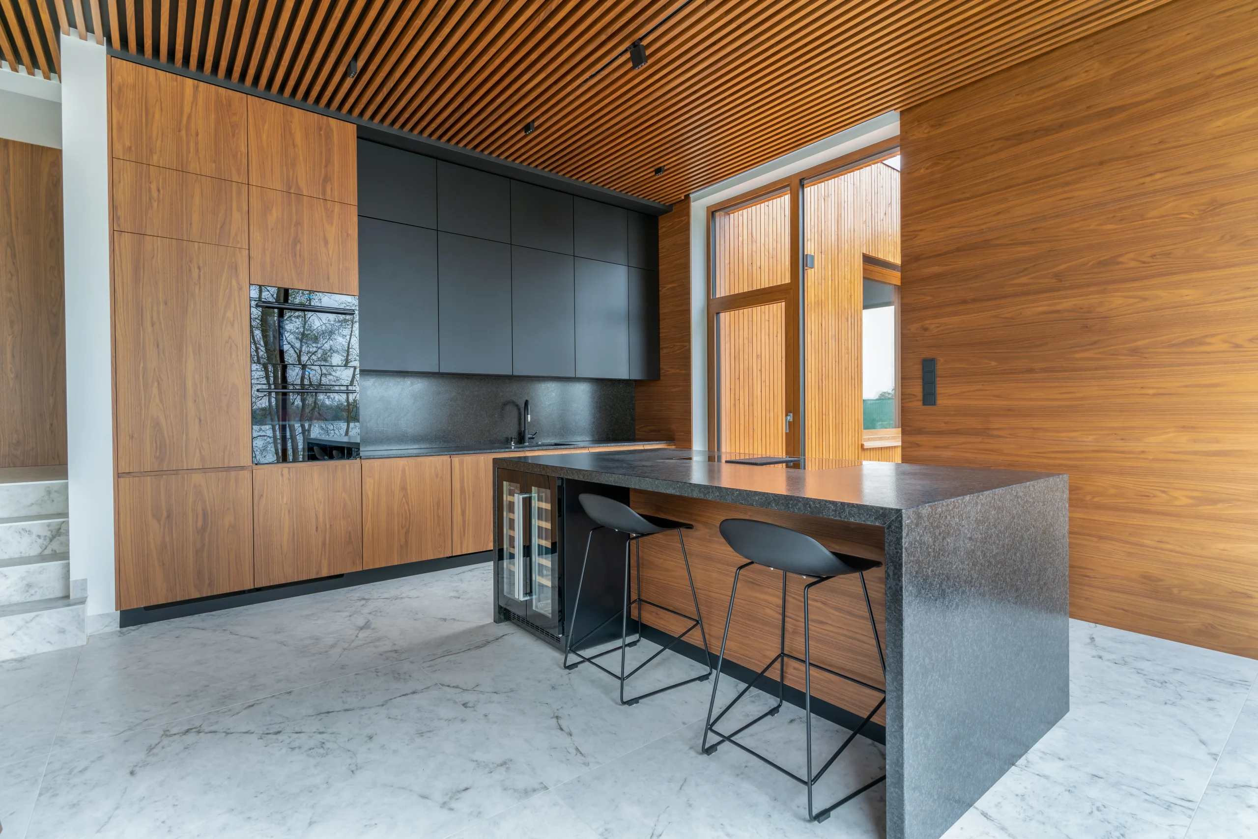 Dom nad jeziorem Mausz – nowoczesna kuchnia z wyspą – AXMN Gdańsk