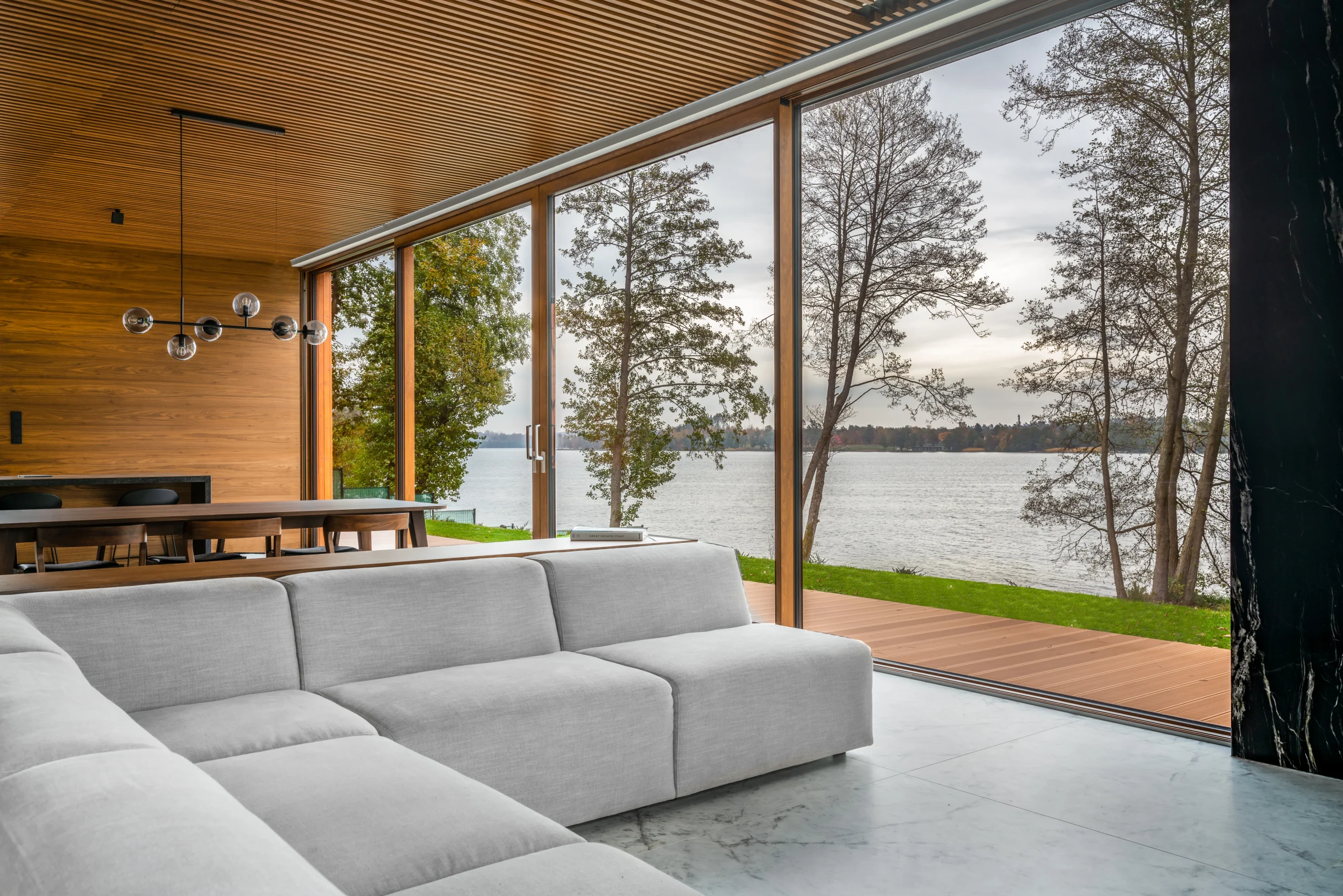 Dom nad jeziorem Mausz – salon z panoramicznym widokiem na jezioro – AXMN Gdańsk