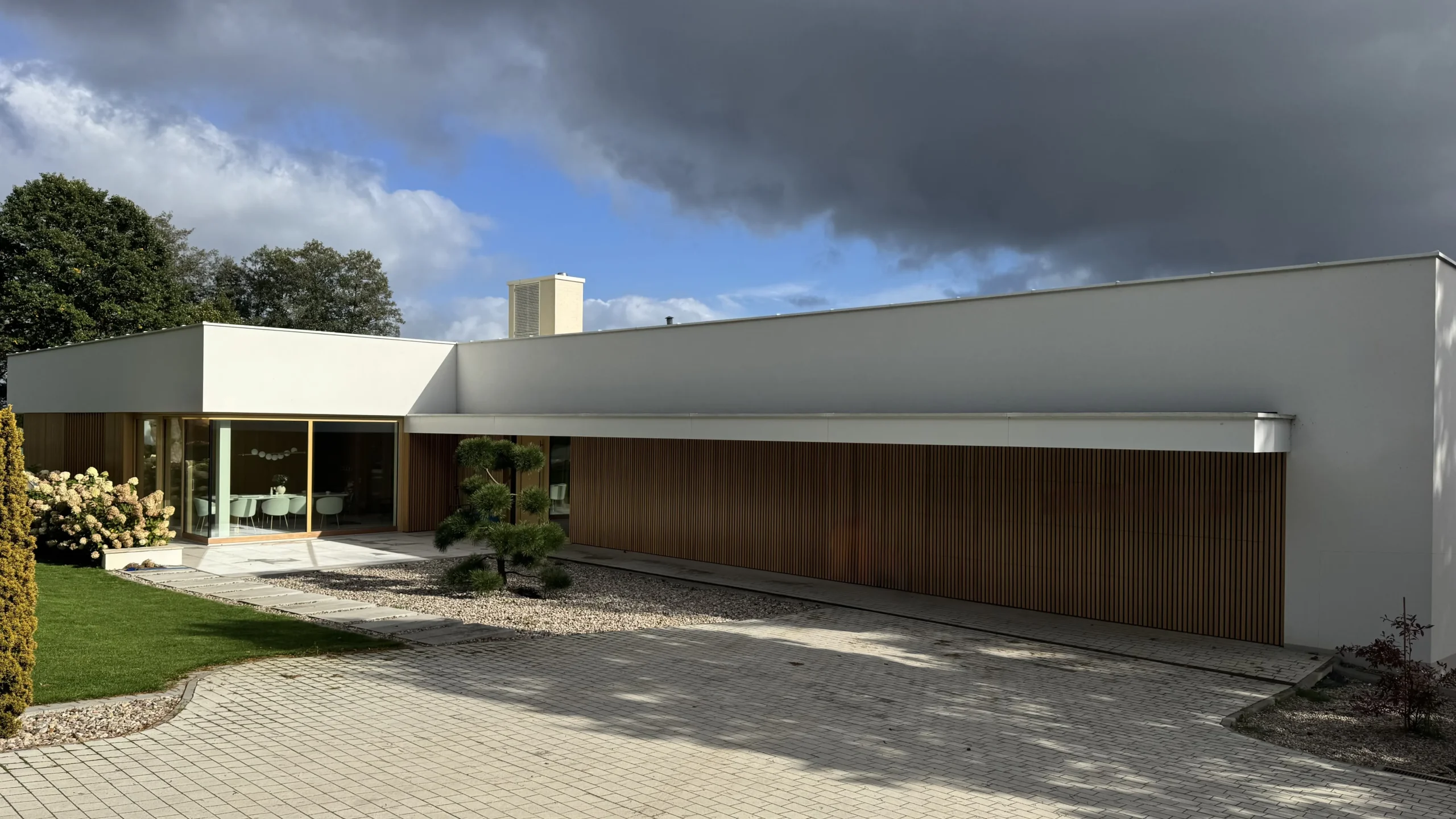 Dom nad jeziorem Mausz – elewacja z drewnianymi panelami – AXMN Gdańsk