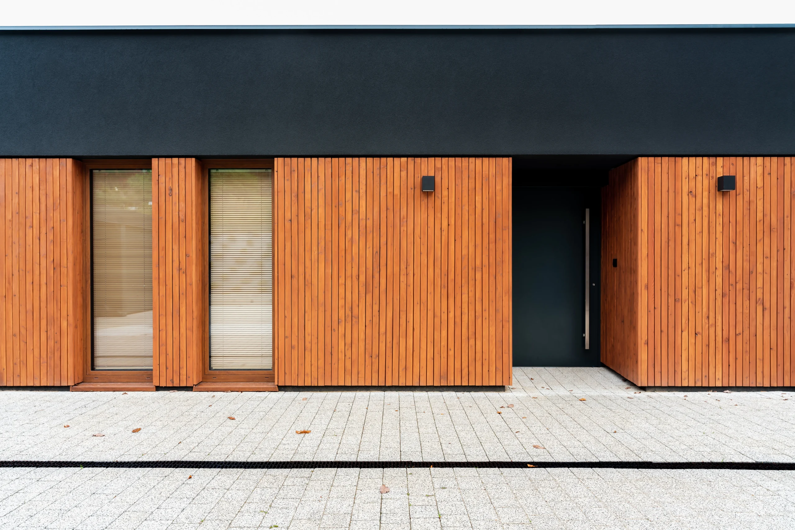 Dom nad jeziorem Mausz – minimalistyczna elewacja z drewna – AXMN Gdańsk