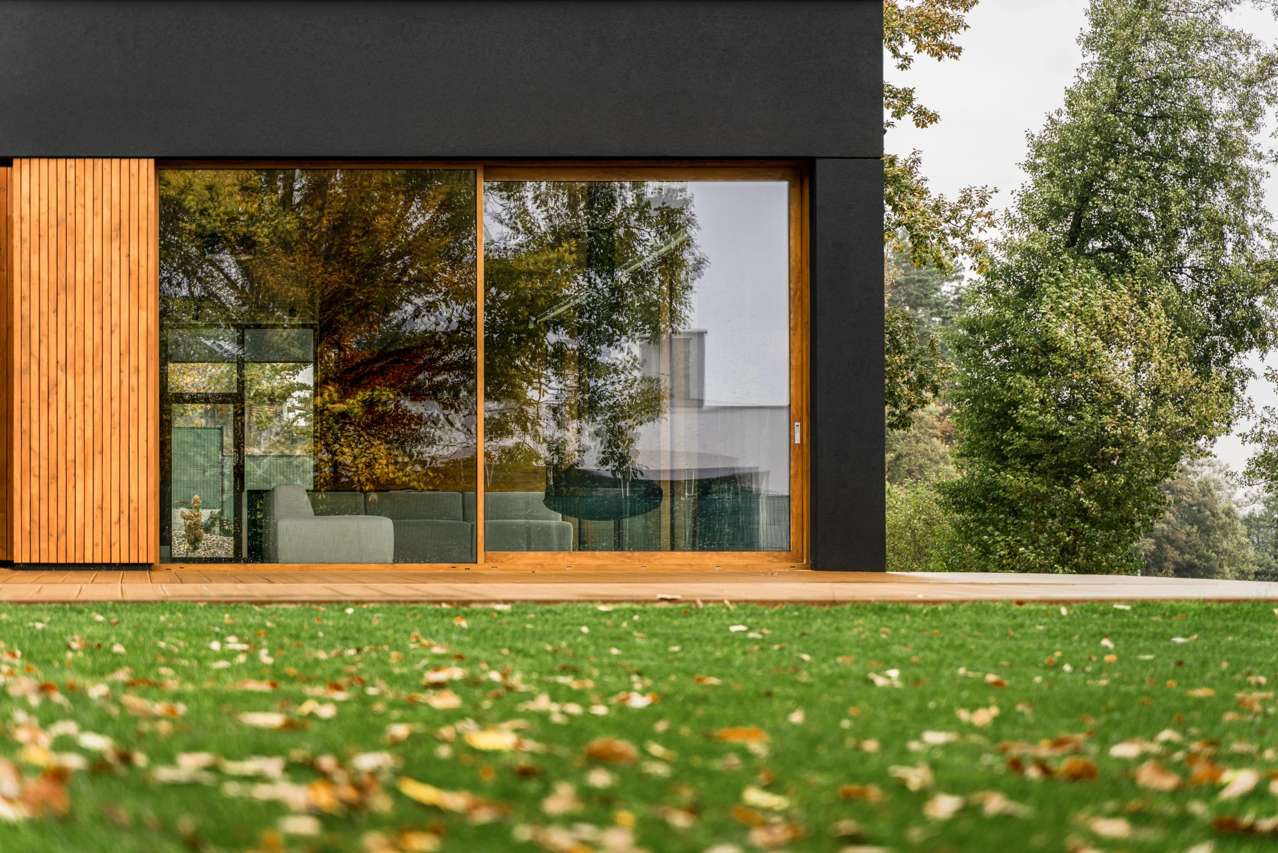 Dom nad jeziorem Mausz – przeszklenia z widokiem na naturę – AXMN Gdańsk