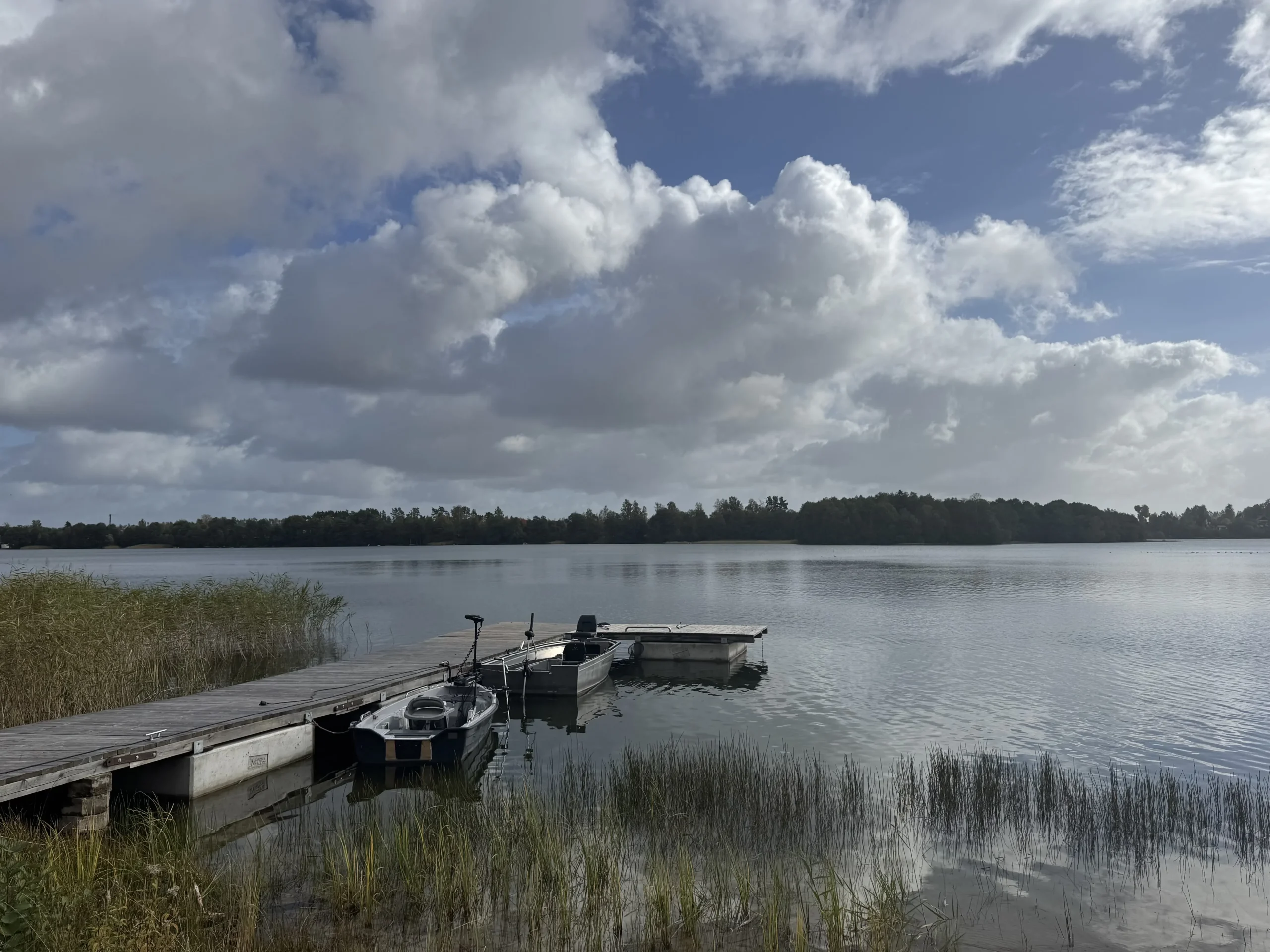 Dom nad jeziorem Mausz – pomost i widok na jezioro – AXMN Gdańsk