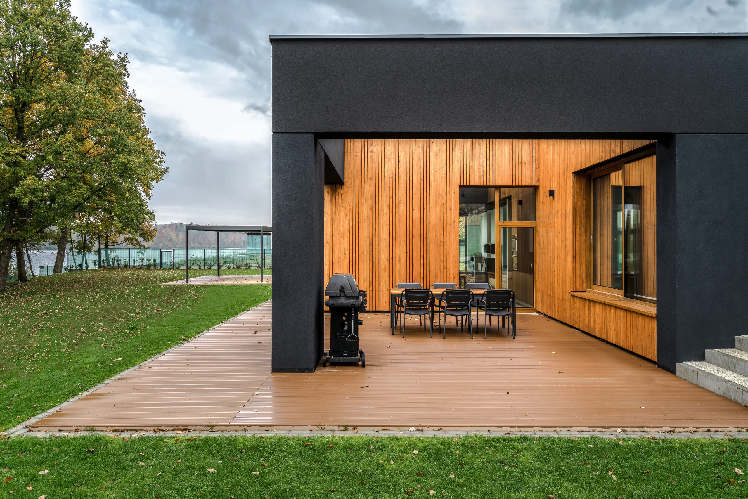 Dom nad jeziorem Mausz – taras i strefa wypoczynkowa – AXMN Gdańsk