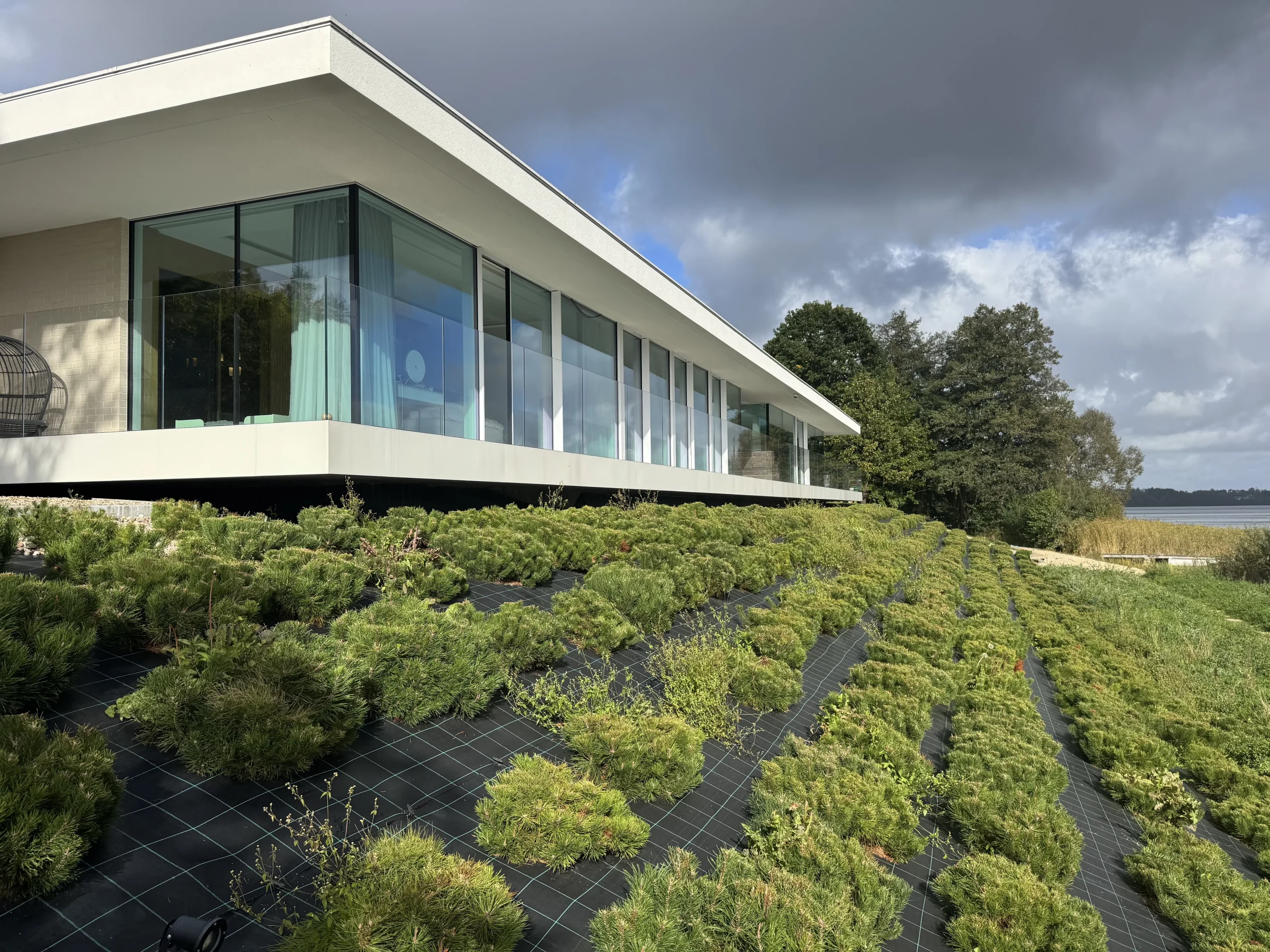 Dom nad jeziorem Mausz – widok na dom od strony jeziora – AXMN Gdańsk