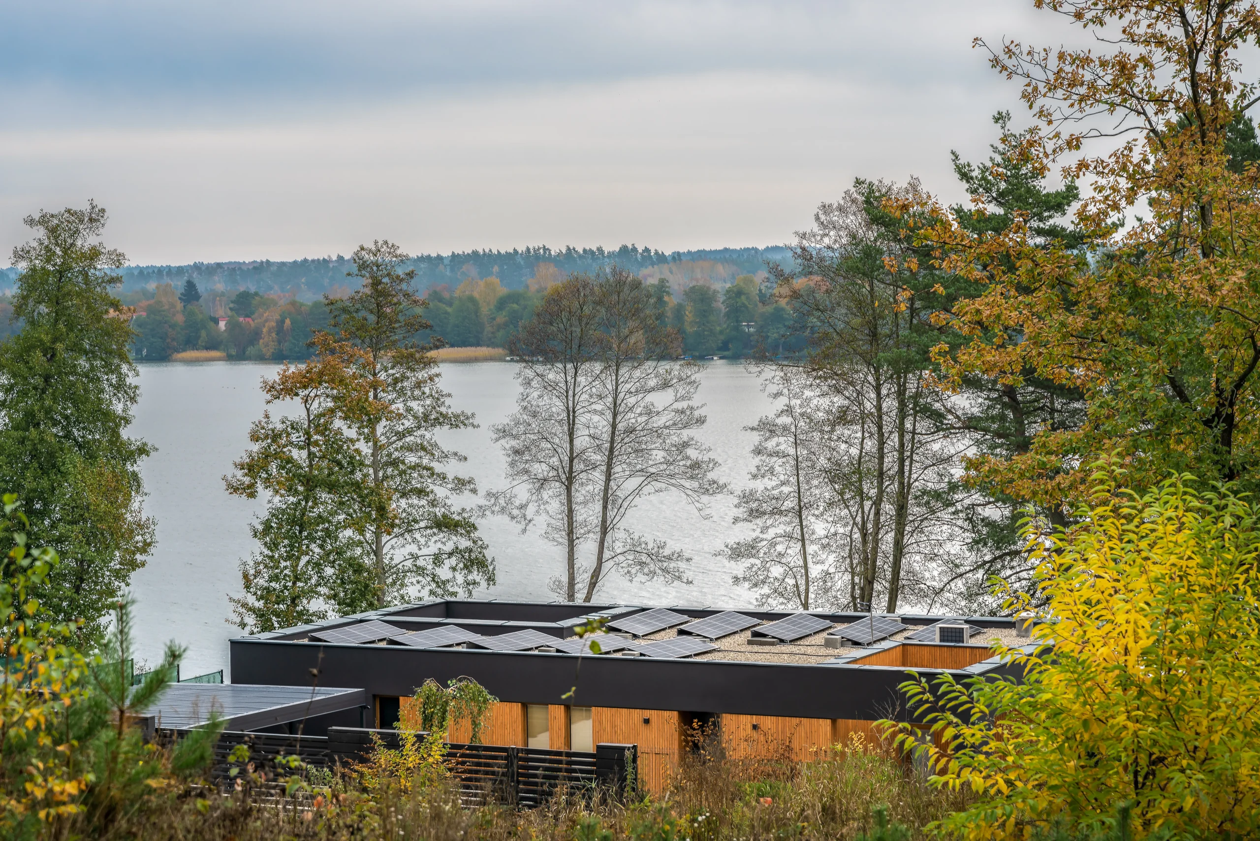 Dom nad jeziorem Mausz – budynek z widokiem na jezioro – AXMN Gdańsk
