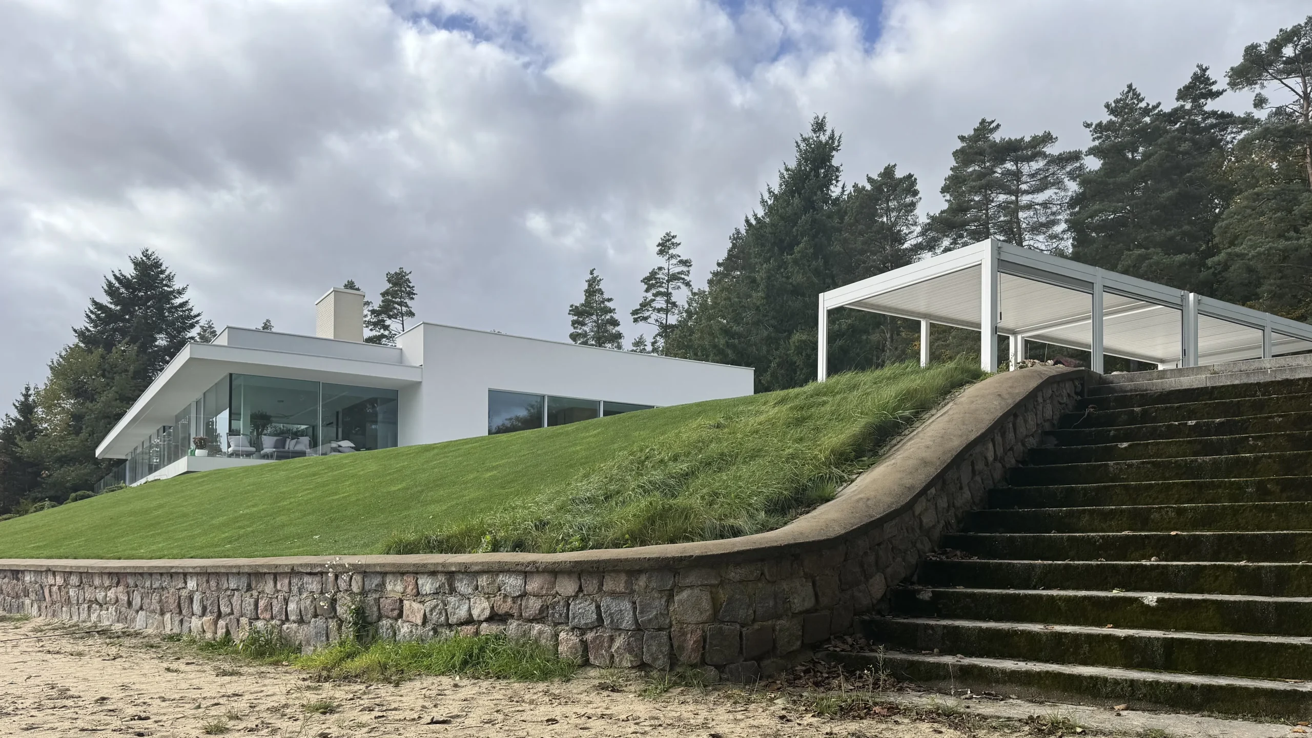 Dom nad jeziorem Mausz – dom z tarasem na zboczu – AXMN Gdańsk