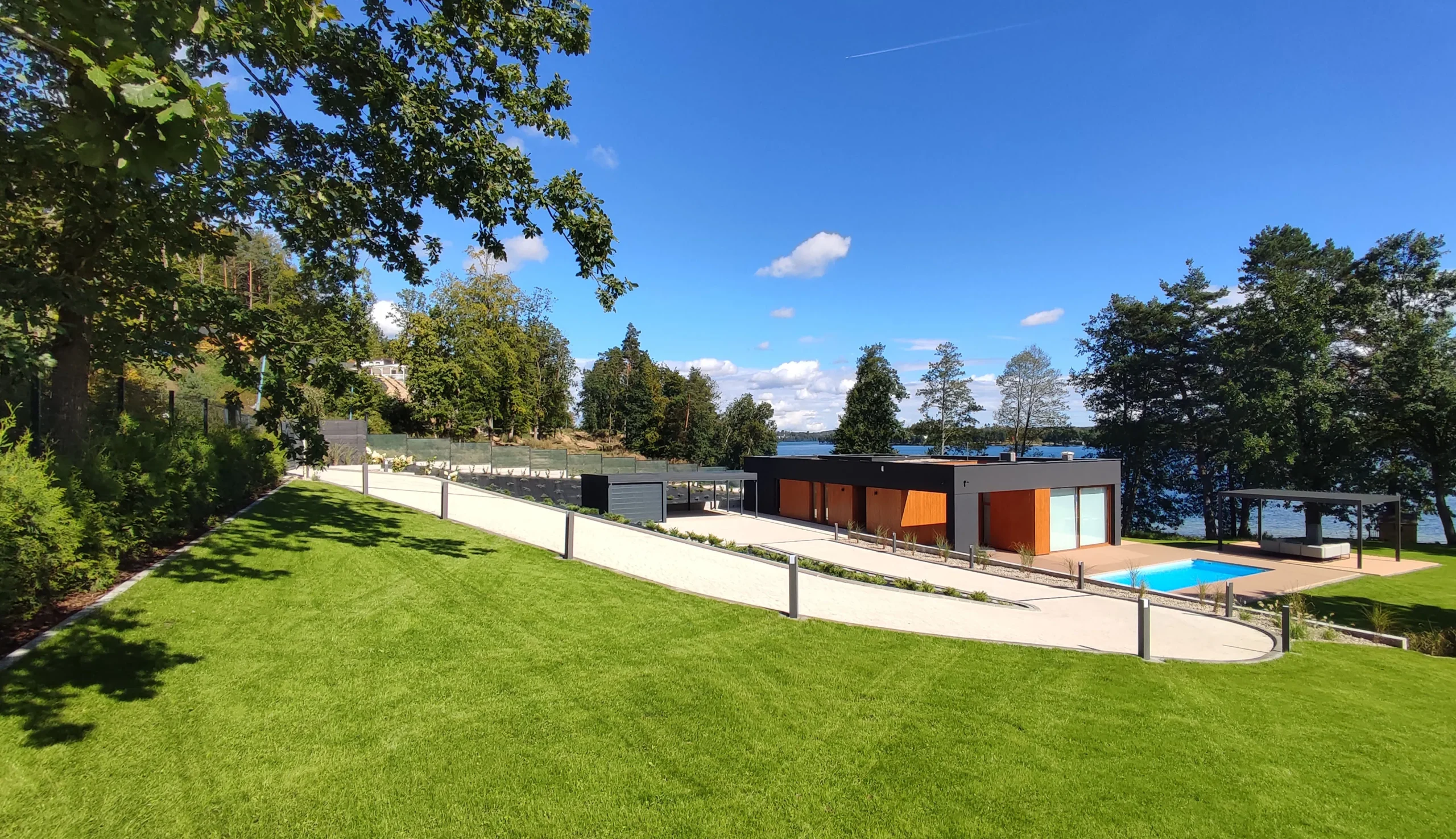 Dom nad jeziorem Mausz – nowoczesna architektura w otoczeniu natury – AXMN Gdańsk