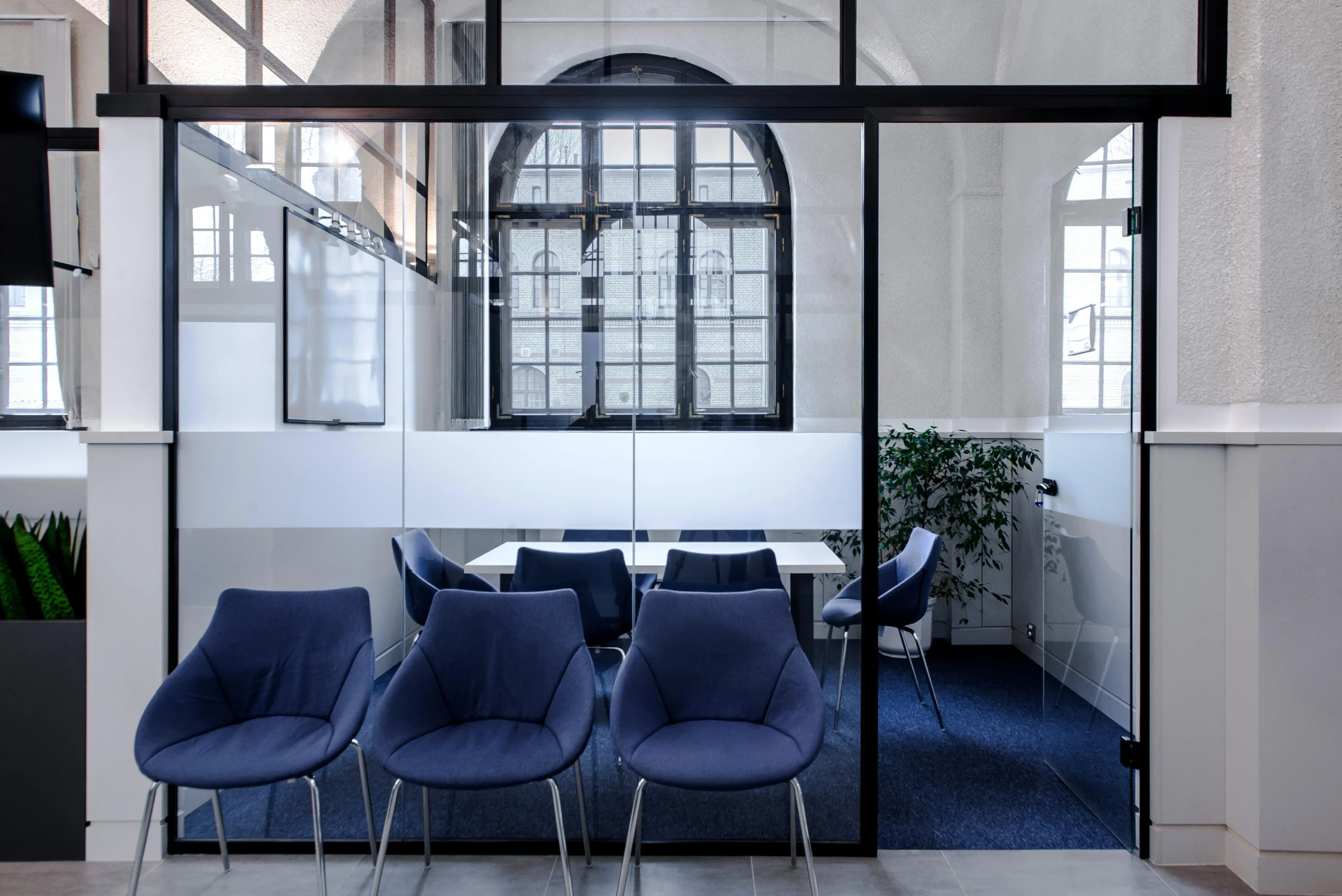 Strefa poczekalni z niebieskimi fotelami – biuro Saur Neptun Gdańsk