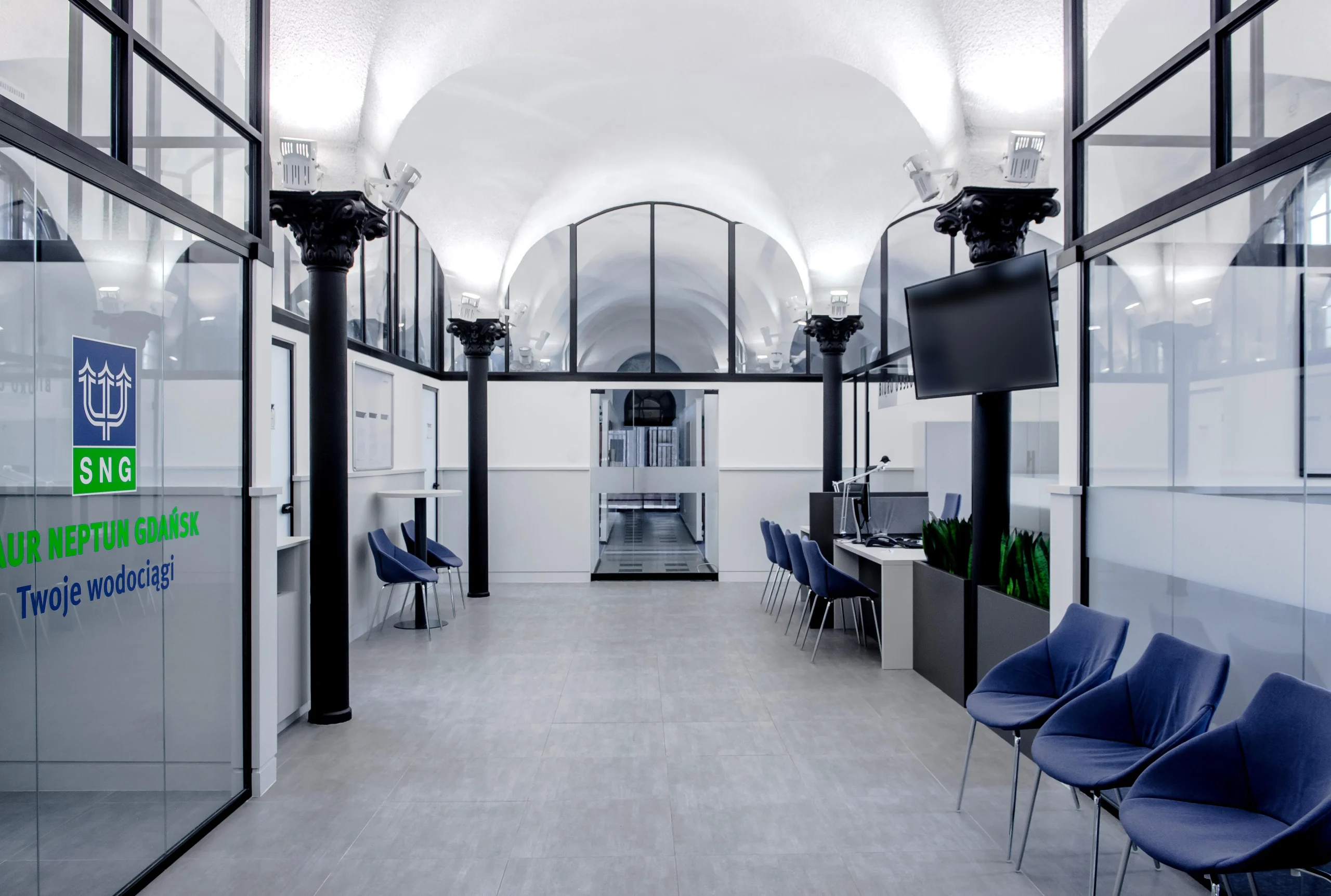 Wnętrze biura Saur Neptun Gdańsk – stanowiska obsługi klienta w historycznym budynku
