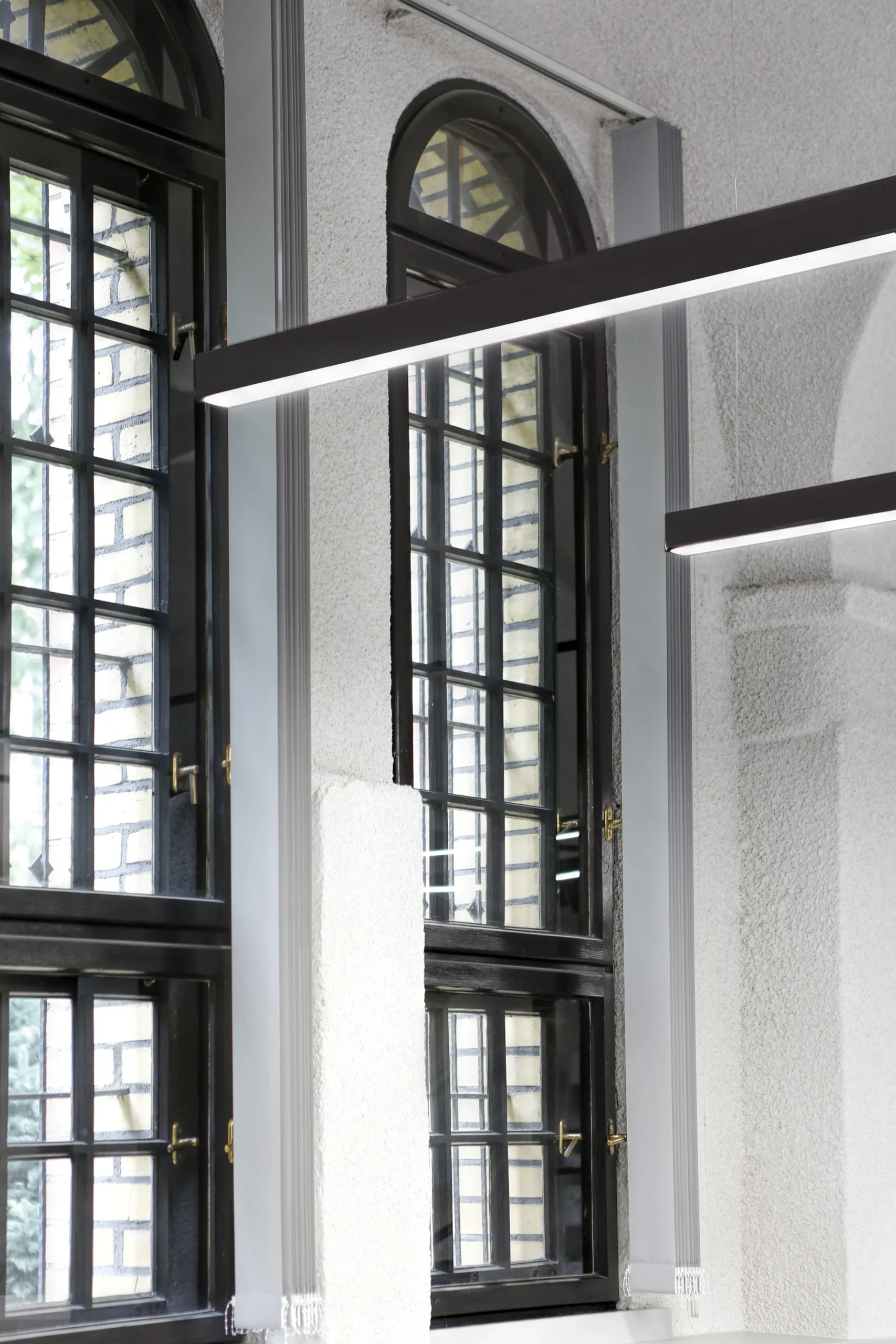 Duże okna z czarnymi ramami w biurze Saur Neptun Gdańsk – detal architektoniczny