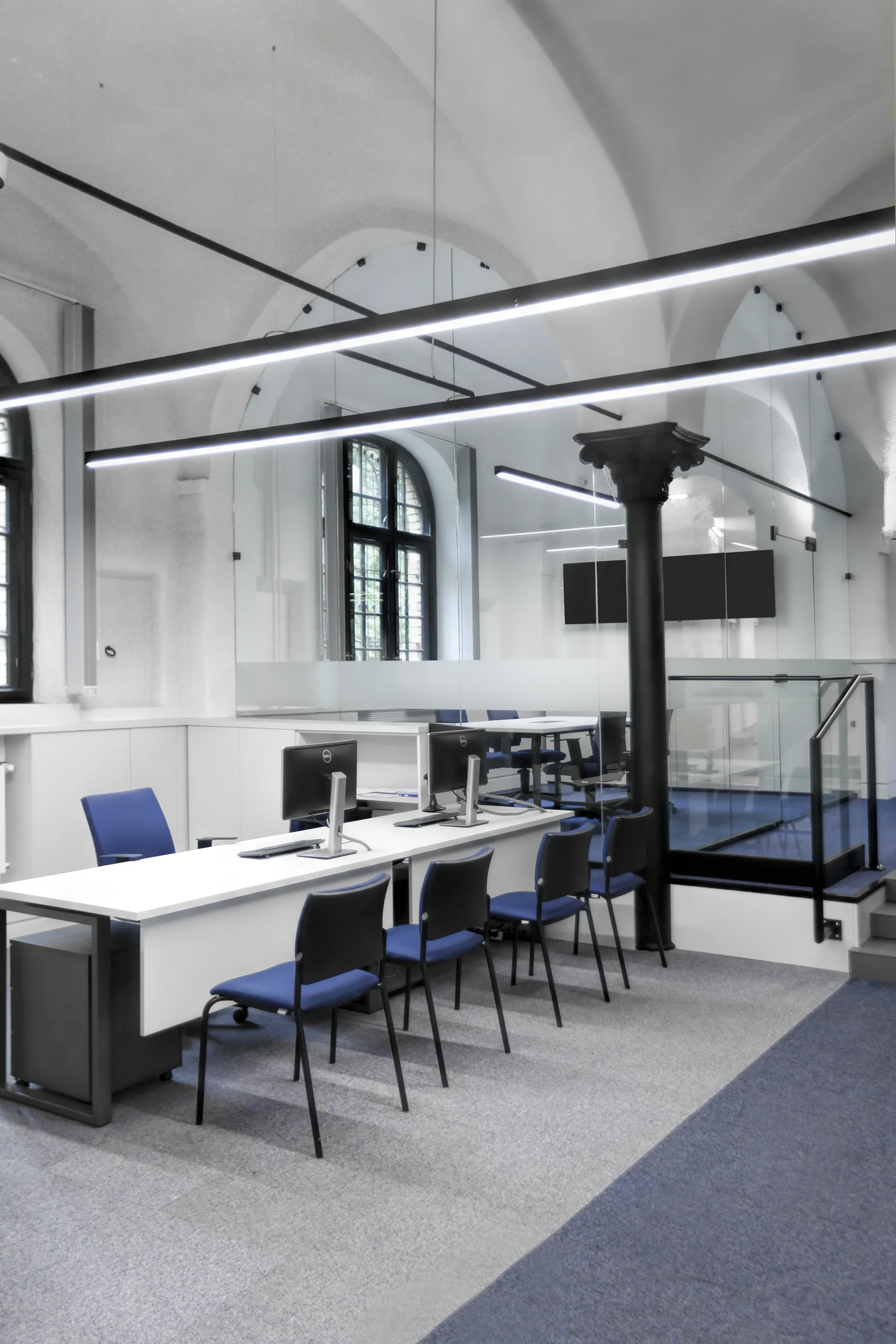 Stanowiska pracy w otwartej przestrzeni biurowej – Saur Neptun Gdańsk