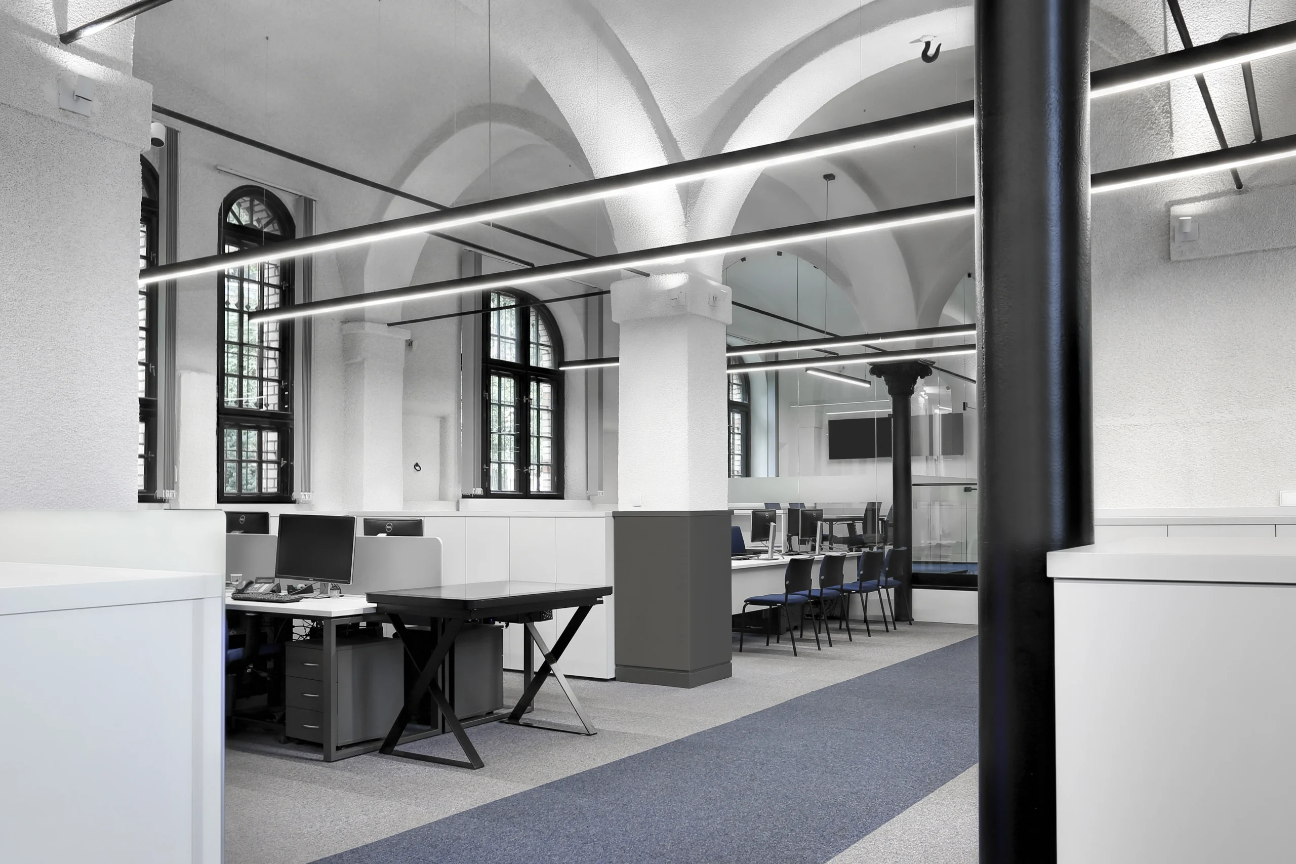 Nowoczesna przestrzeń biurowa z białymi biurkami i łukowymi sklepieniami – Saur Neptun Gdańsk