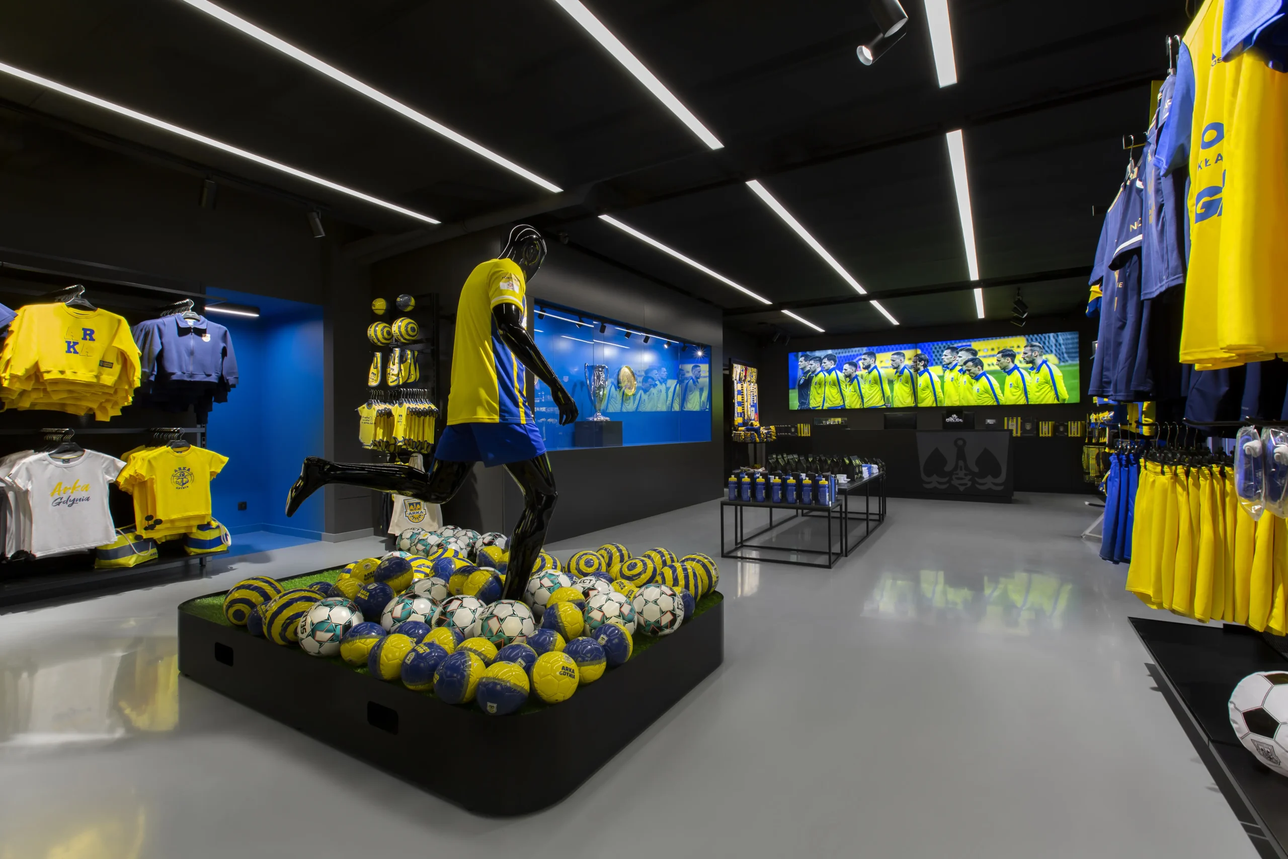 Arka Gdynia Sklep Oficjalny - projekt wnętrza - AXMN Gdańsk