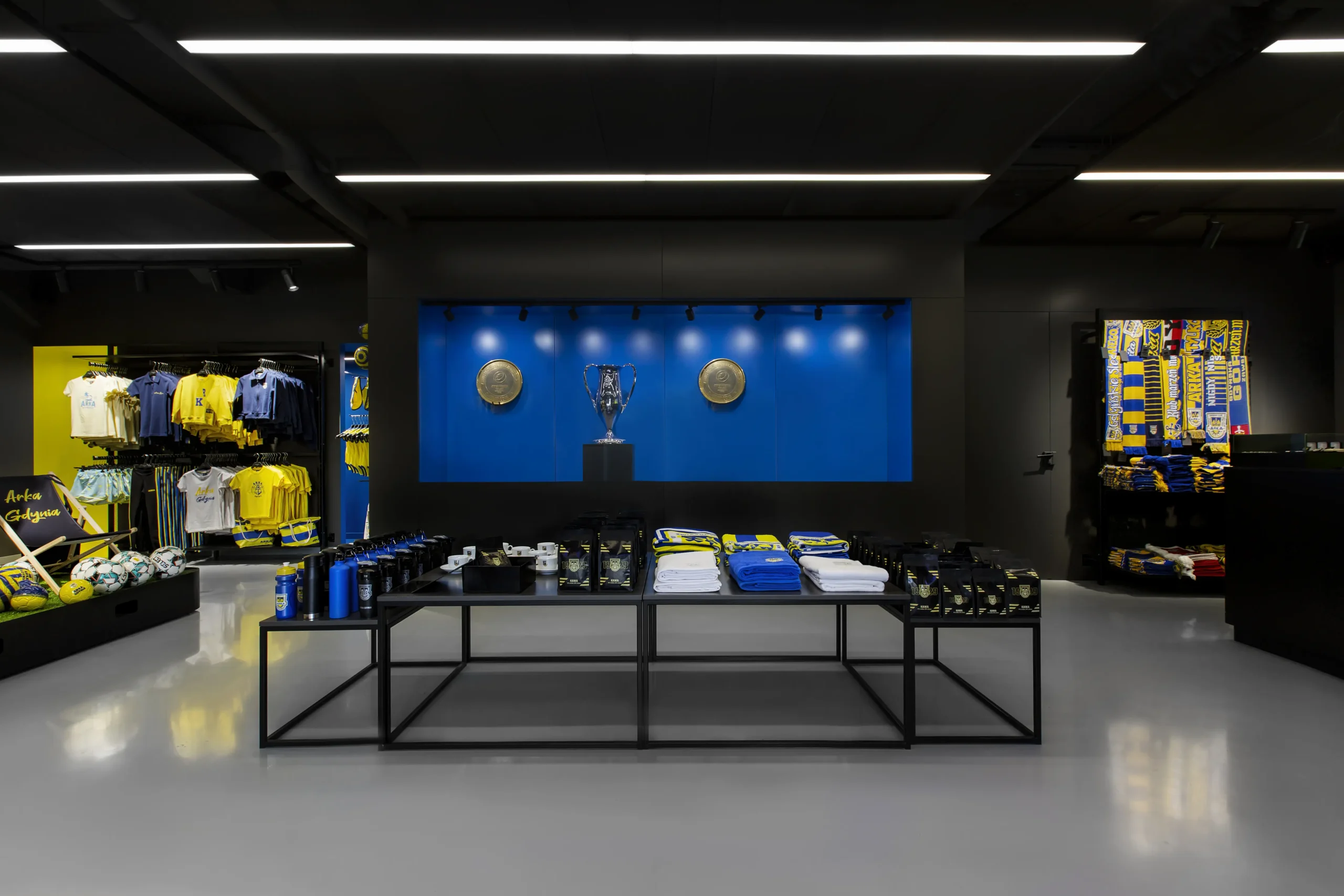 Arka Gdynia Sklep Oficjalny - gablota z pucharami - AXMN Gdańsk