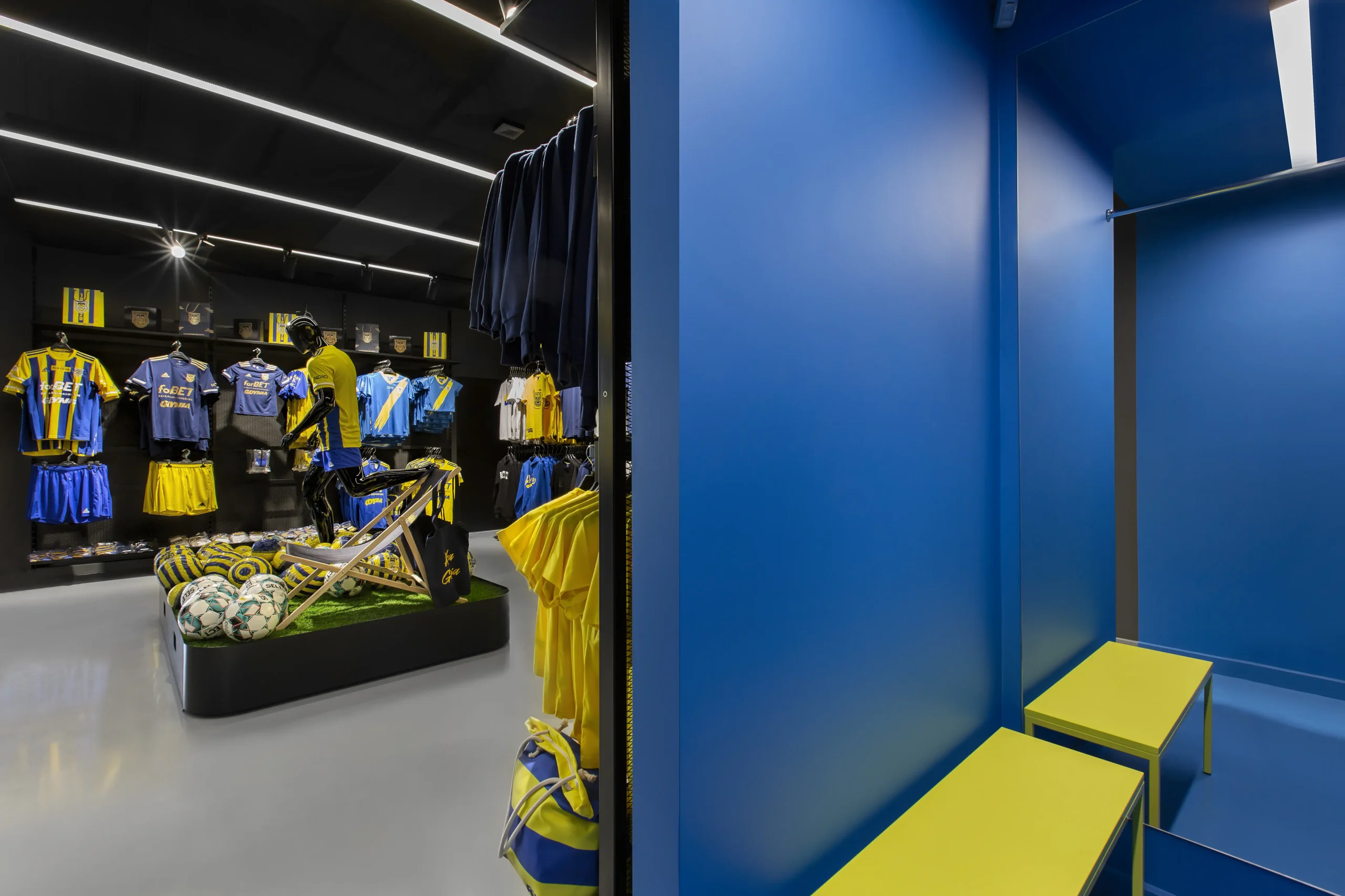 Arka Gdynia Sklep Oficjalny - widok z przymierzalni - AXMN Gdańsk