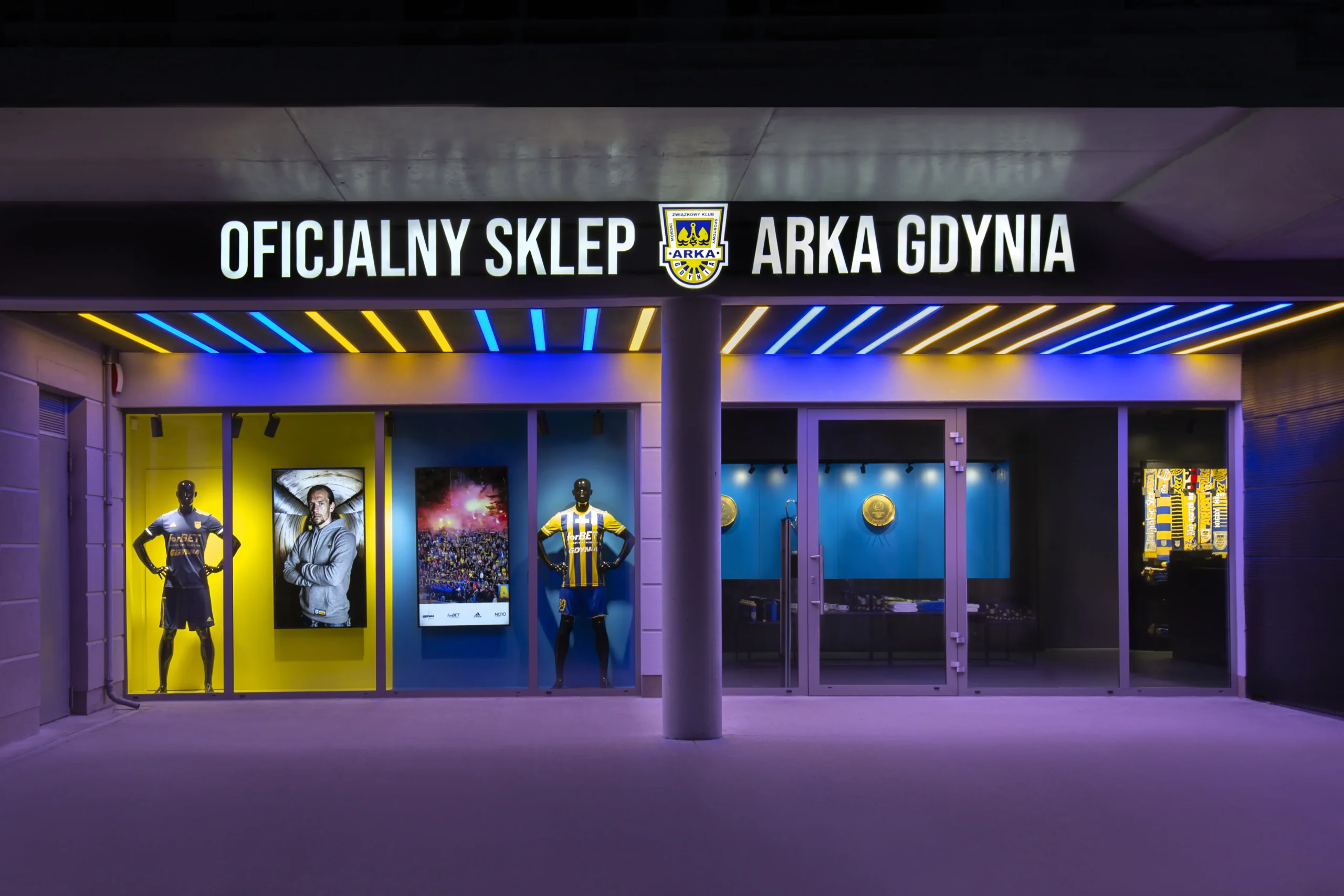 Arka Gdynia Sklep Oficjalny - elewacja wejściowa - AXMN Gdańsk